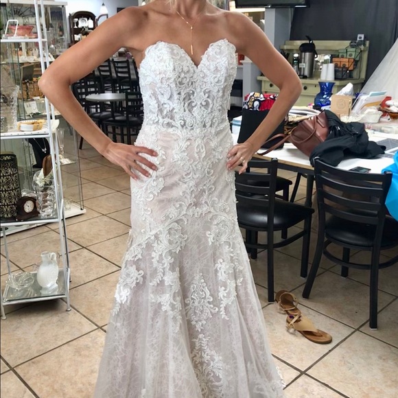 Gorgeous Essence of Australia wedding gown - Picture 3 of 5